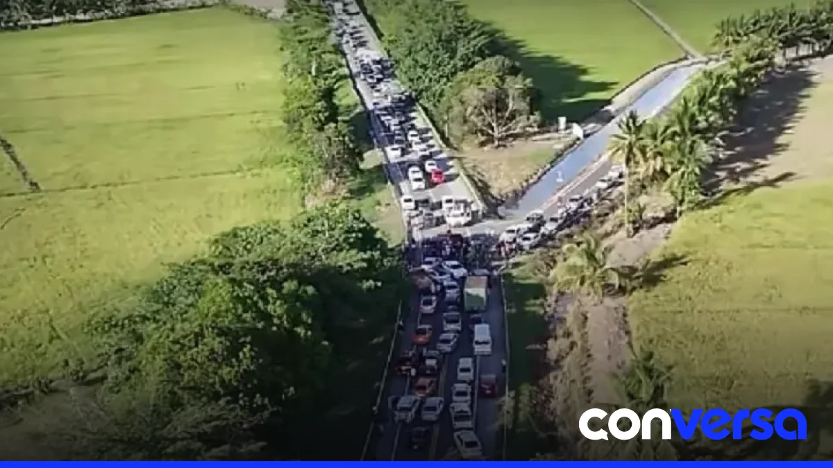 Manifestantes bloquean la Autovía del Nordeste en Nagua en reclamo de respuestas sobre la desaparición de un joven.