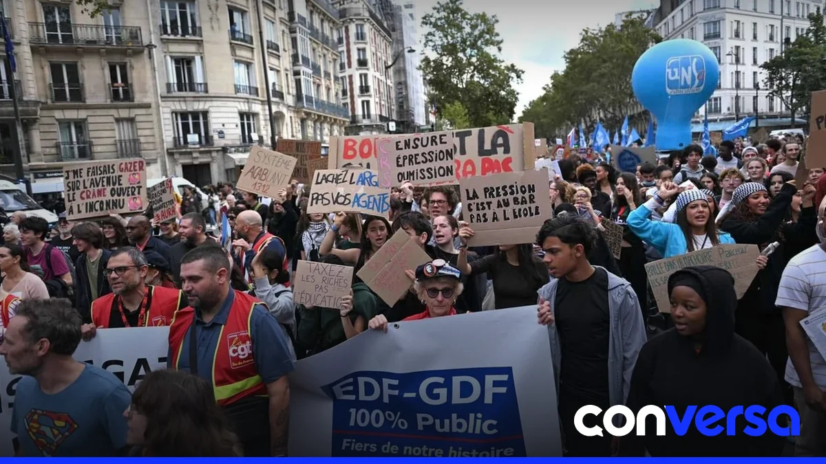 Manifestantes franceses marchan en París durante las protestas estudiantiles.