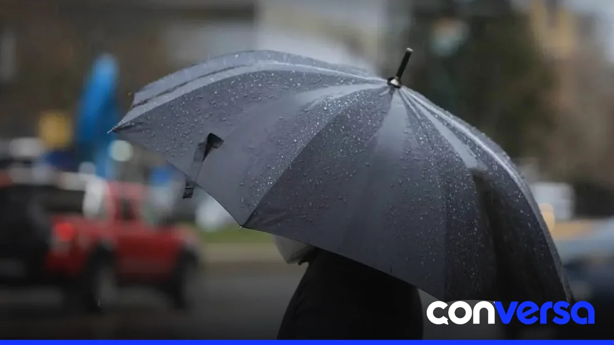Imagen de nubes y lluvia en la costa sur del país.