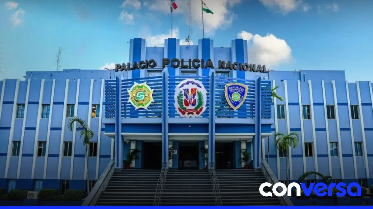 Agentes de la Policía Nacional detienen a un hombre en el distrito de Juancho, provincia Pedernales.