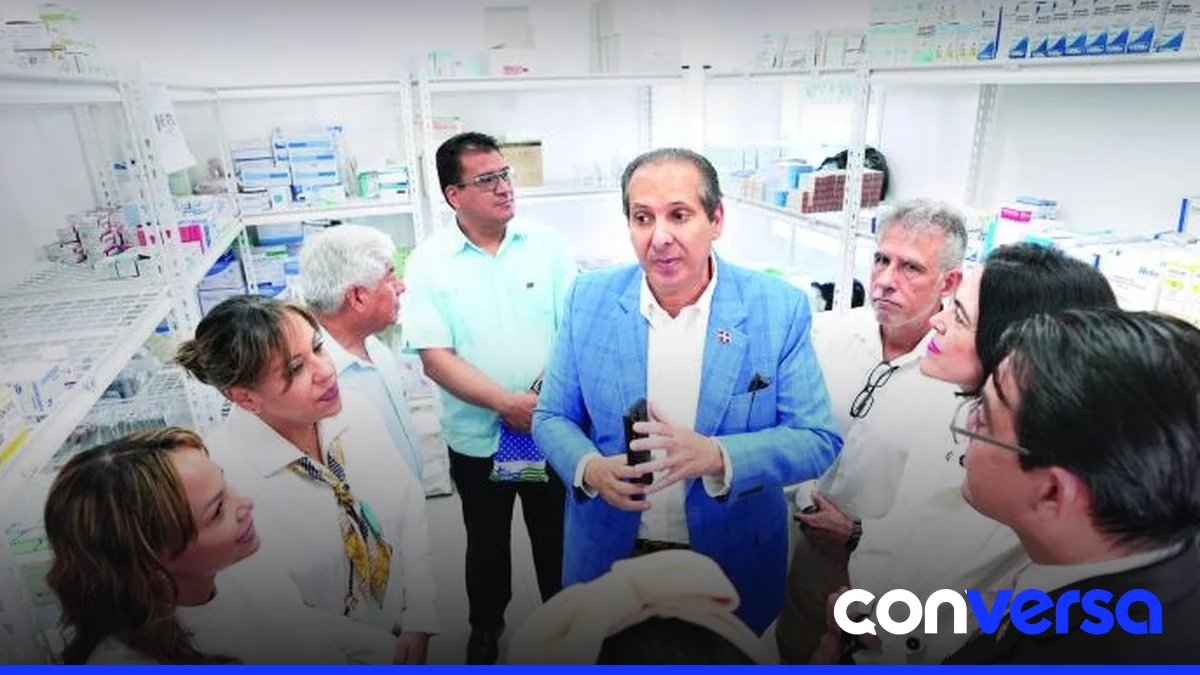 Ministro Víctor Atallah durante una visita a un centro de salud en Santiago.