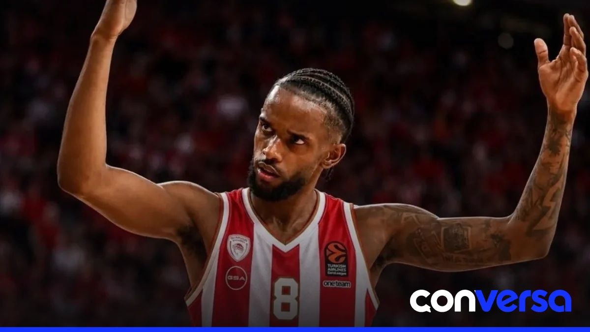 Jean Montero en acción durante el partido del Olympiacos contra el Kolossos Rodou.