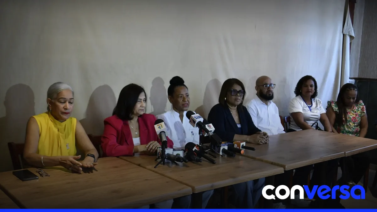 Trabajadores del sector salud en una rueda de prensa exigiendo mejoras salariales.
