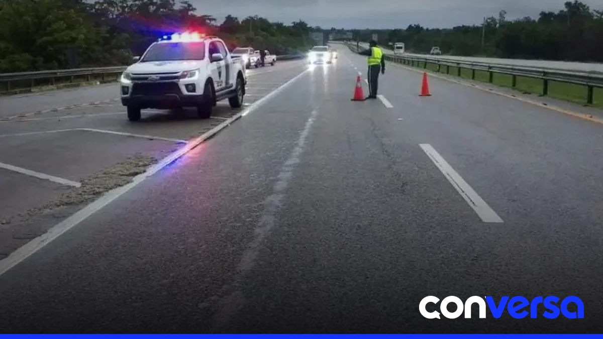 Vista de la Autopista del Coral con condiciones de tránsito complicadas tras accidentes y derrames de combustible.