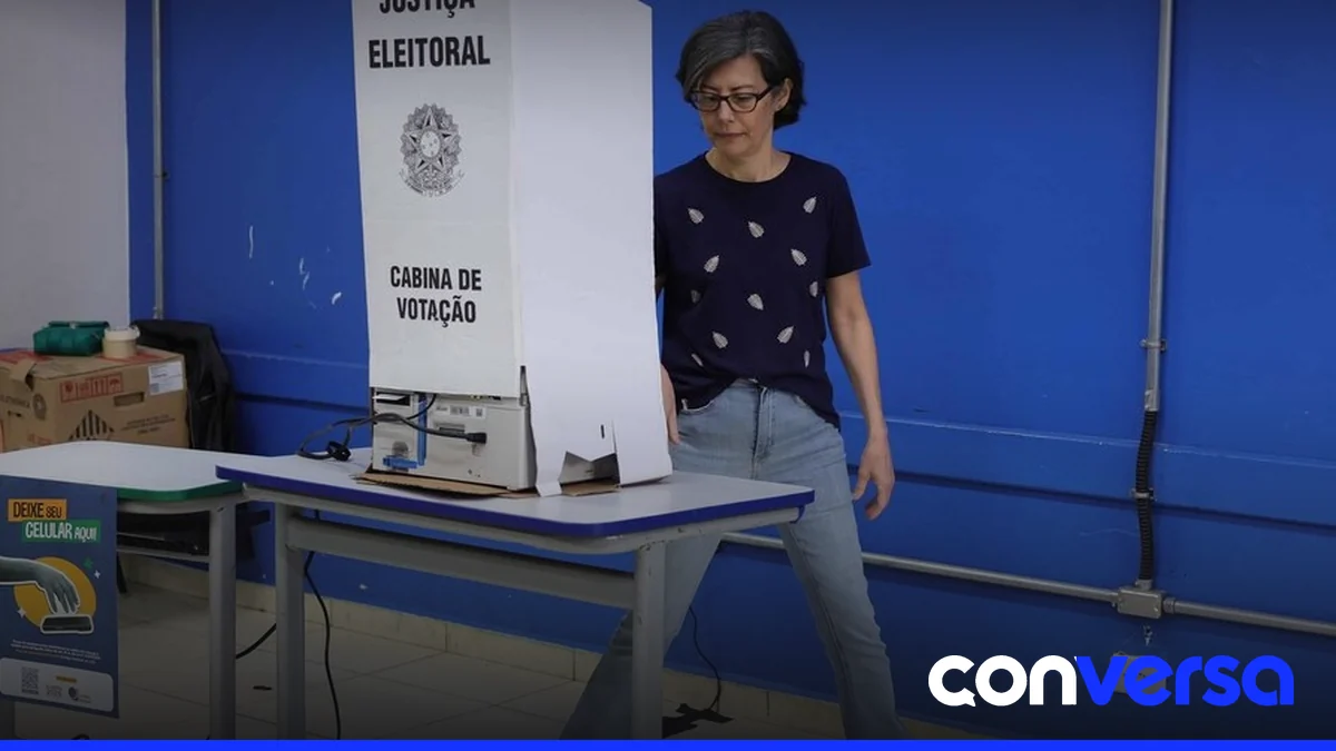 Brasileños votan en las urnas en el colegio electoral de Madrid.