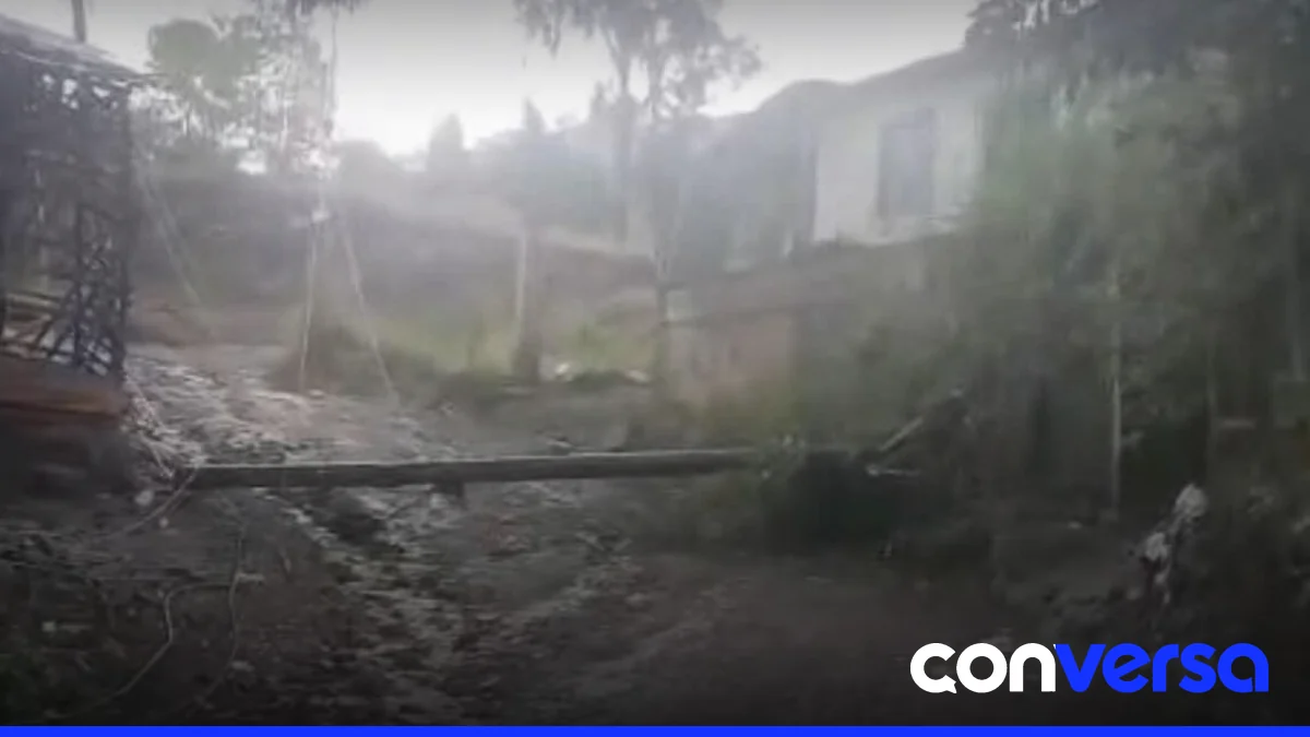 Imagen de una carretera dañada por las lluvias en Tireo.