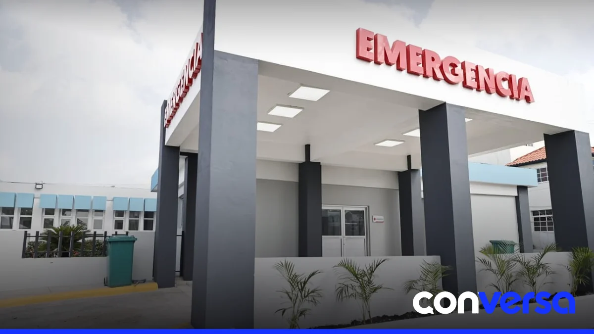 Personal del SNS revisa el funcionamiento de equipos en un hospital público.