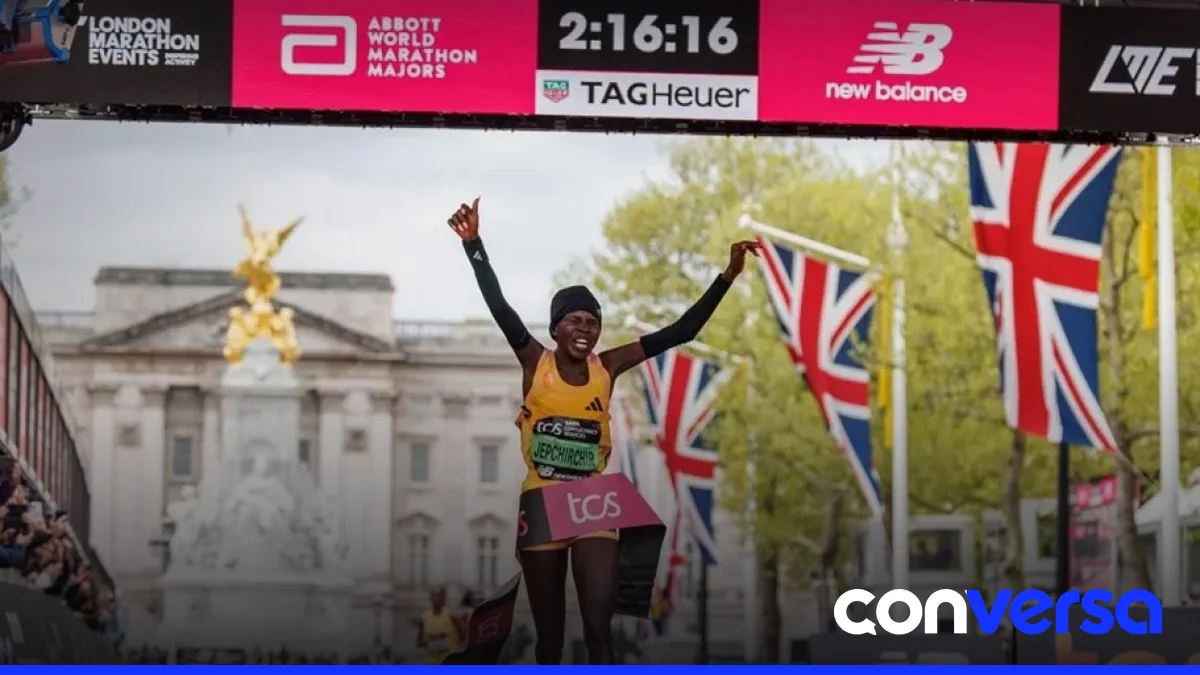 Atleta keniata Peres Jepchirchir en una carrera de maratón.