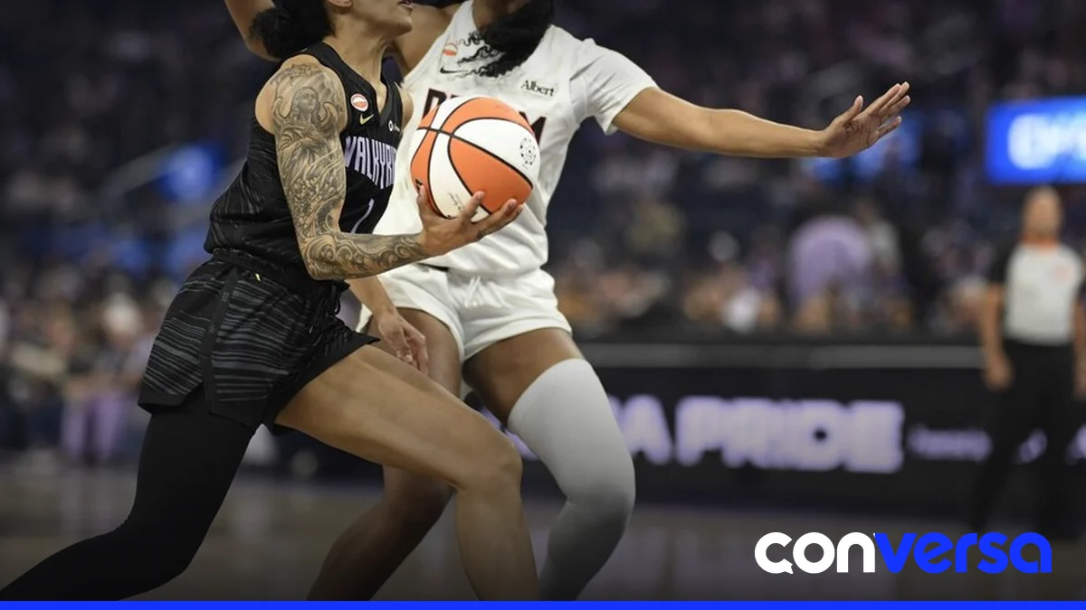 Foto de la WNBA mostrando a Gabby Williams y Angel Reese en una práctica previa a la final.