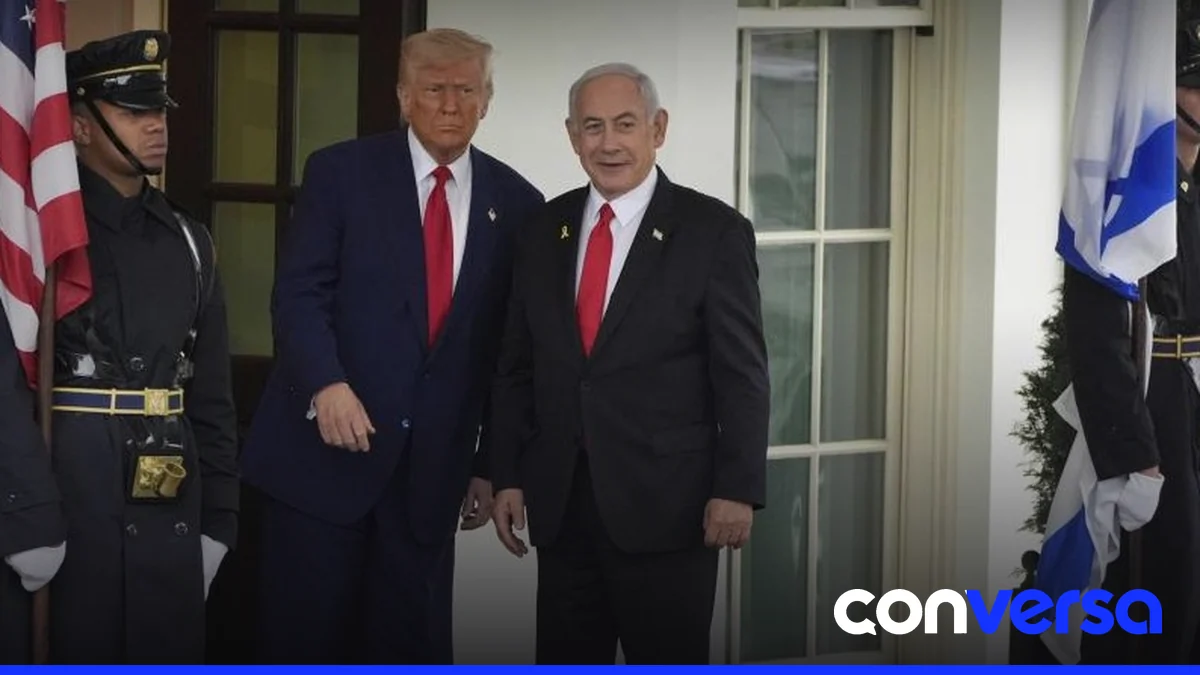 Imagen del primer ministro israelí Benjamín Netanyahu estrechando la mano del presidente de EE.UU., Donald Trump.