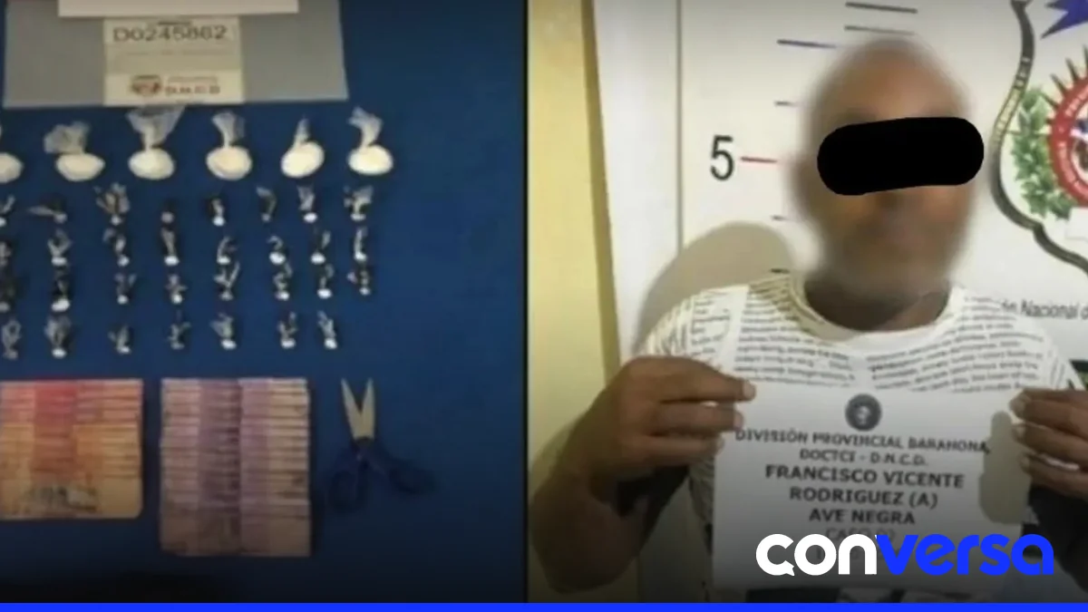 Agentes policiales detienen a dos hombres en Barahona durante una operación contra el tráfico de drogas.
