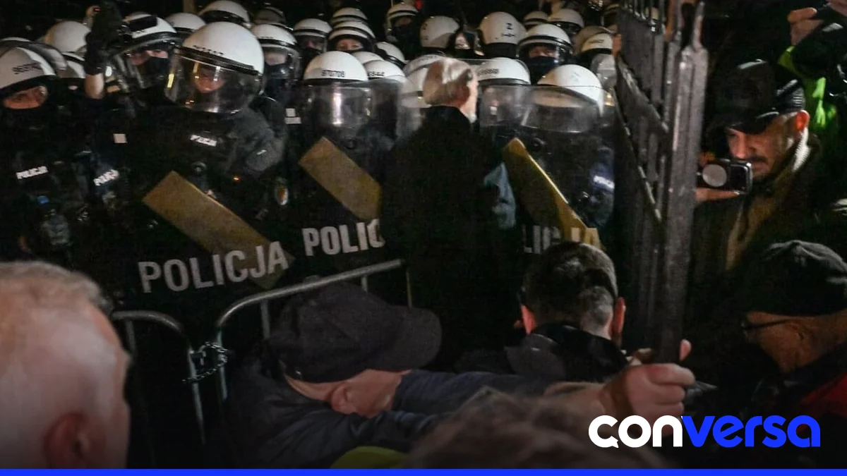 Manifestantes frente al Tribunal Constitucional de Varsovia durante los disturbios.