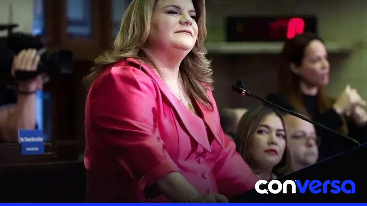 Gobernadora Jenniffer González firma resolución en San Juan.