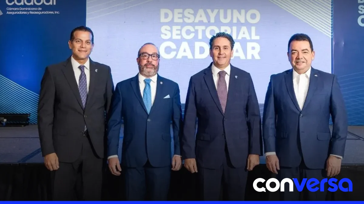 Participantes en el encuentro sectorial sobre el nuevo código penal y su impacto en la industria aseguradora.