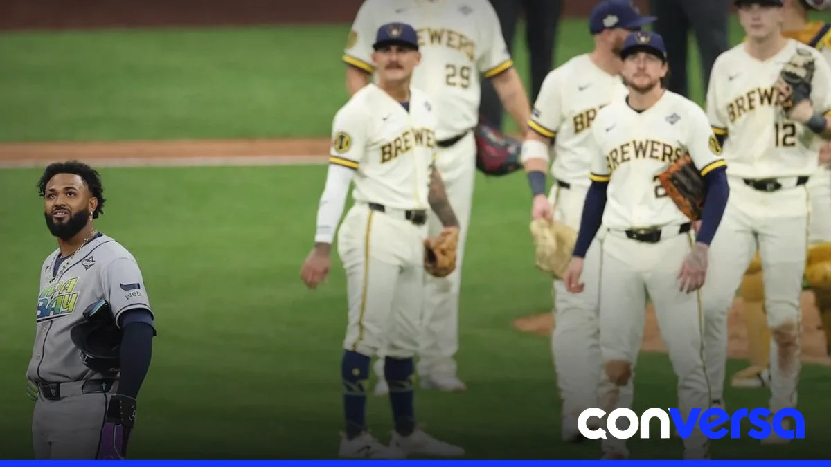 Jugadores de los Brewers celebran la victoria en el primer partido de la Serie Mundial.
