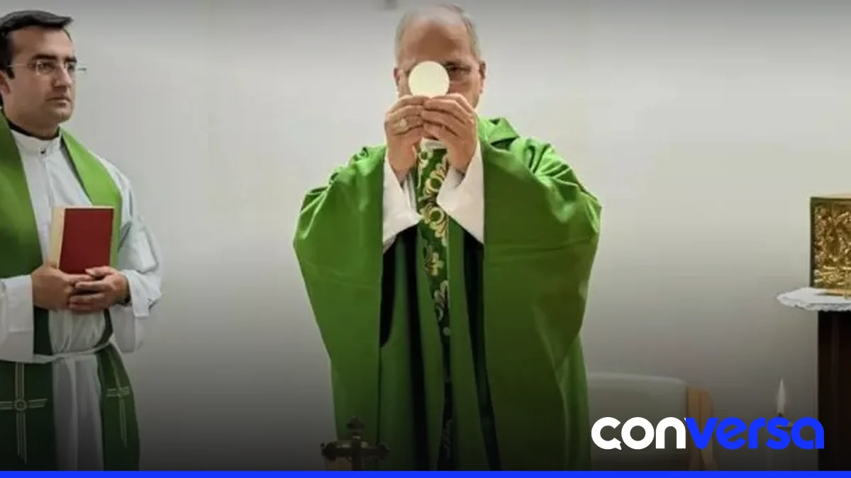 Imagen del Papa celebrando misa en una capilla improvisada del hospital Gemelli.