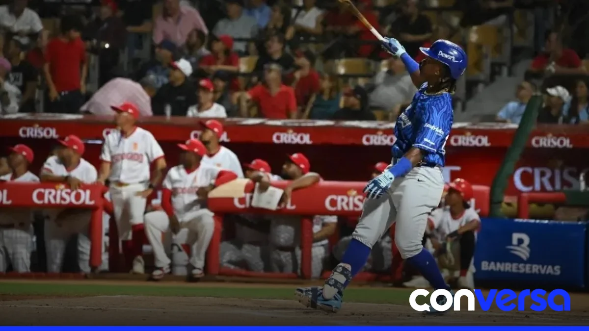 Jesús Madé conecta un jonrón en su primer turno al bate durante el partido contra el Escogido.