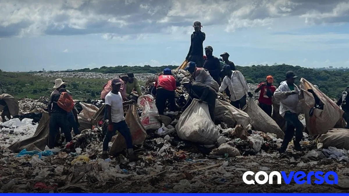 Buzos trabajando en el vertedero de Duquesa en Santo Domingo Norte.