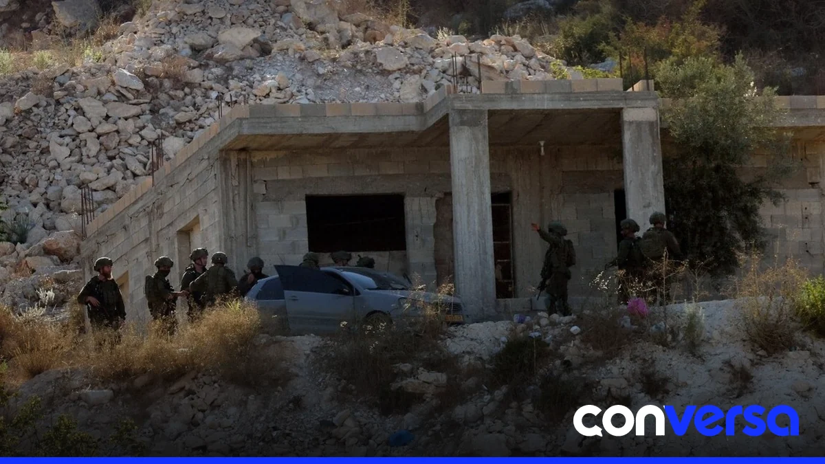 Habitantes de Gaza en una tienda de campaña en la zona central del enclave.
