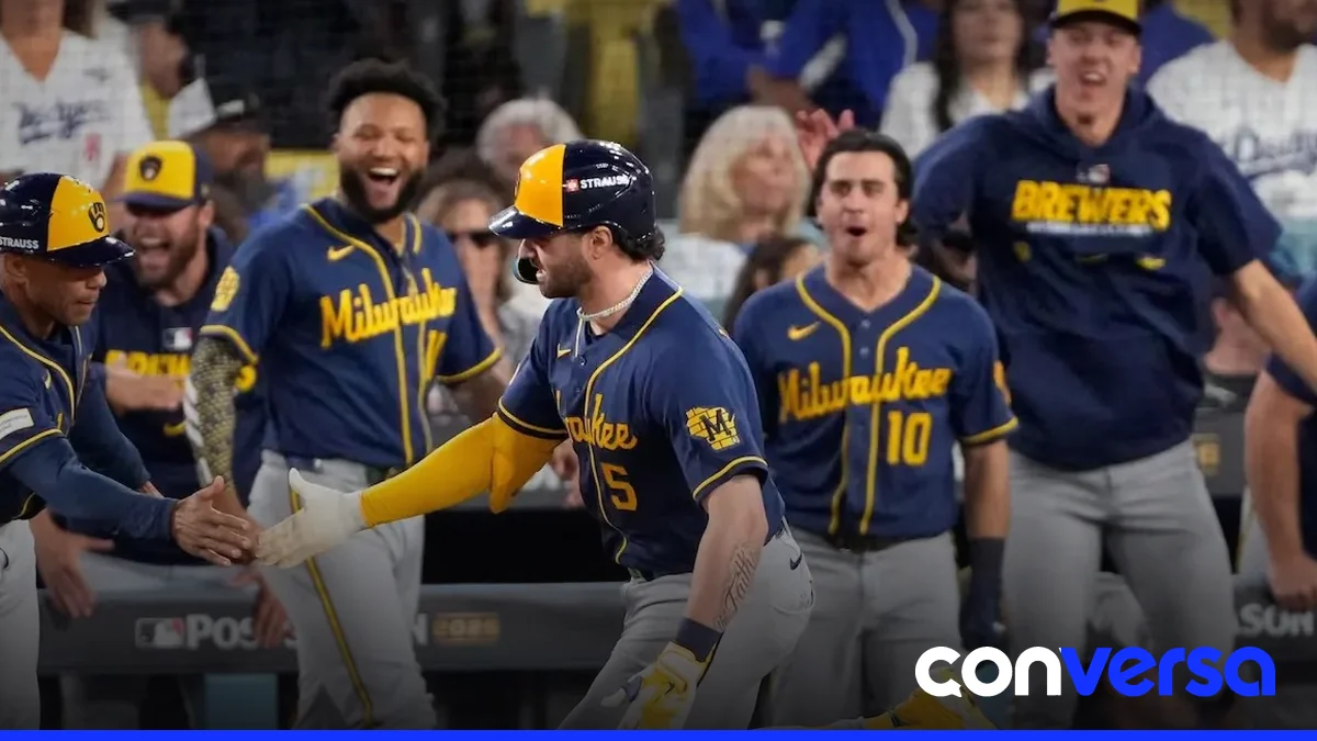 Jugadores de los Cerveceros celebran su victoria en el partido contra los Dodgers.