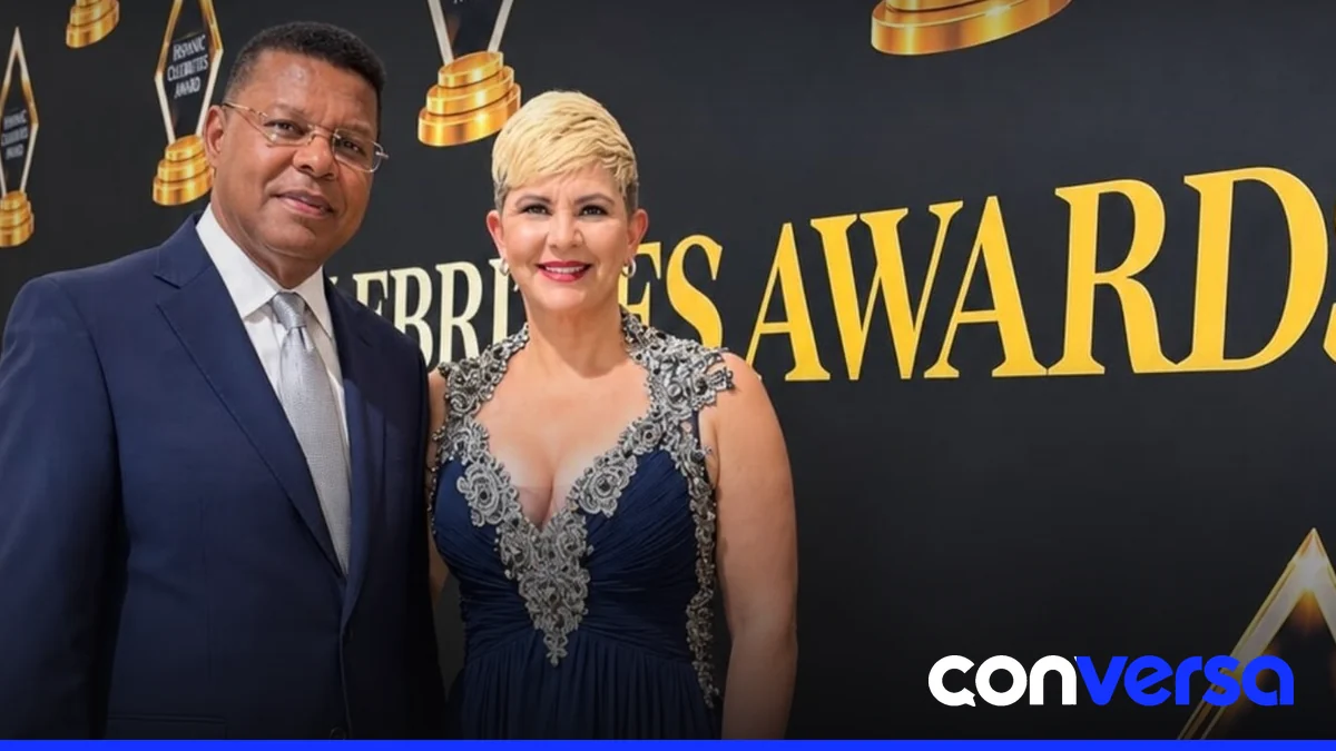 Dany Alcántara recibiendo el premio en la ceremonia de los Hispanic Celebrities Awards en Miami.