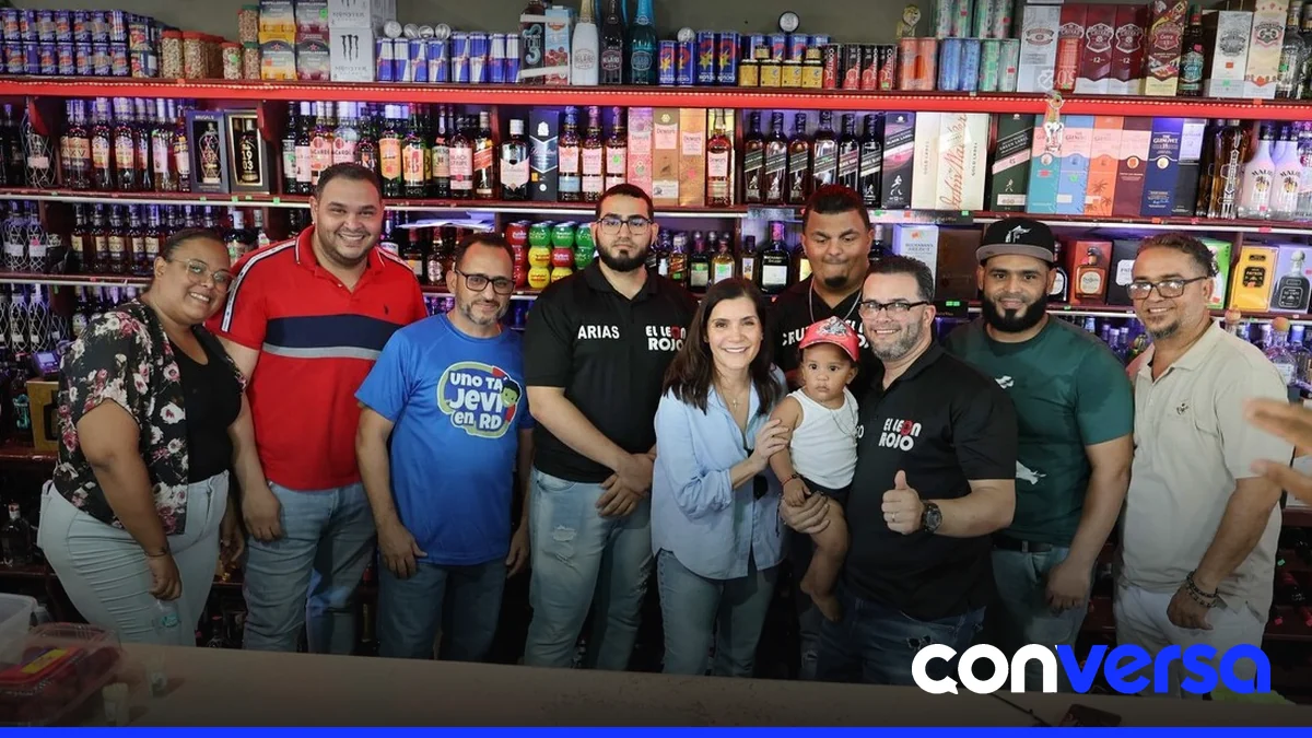 Embajadora Leah Campos en un encuentro informal con políticos y ciudadanos en un colmadón de Baní.