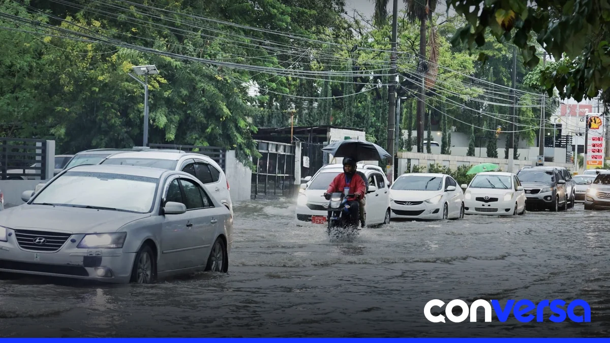 Imagen de una calle inundada en Santo Domingo durante las lluvias.