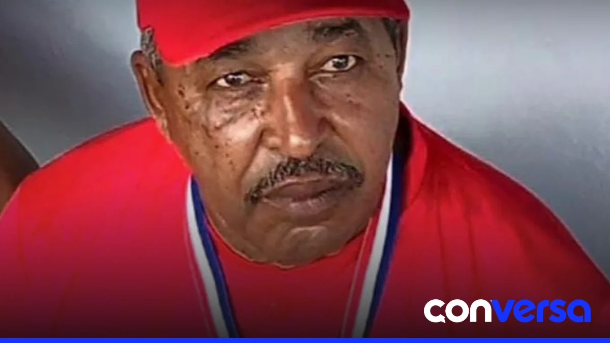 Foto de un entrenador de béisbol en acción con jóvenes deportistas.