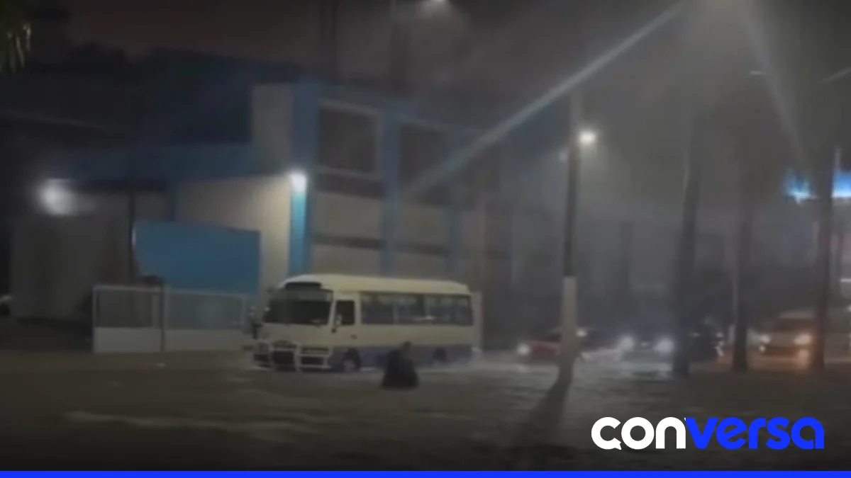 Imagen de calles inundadas en Santiago debido a las lluvias.