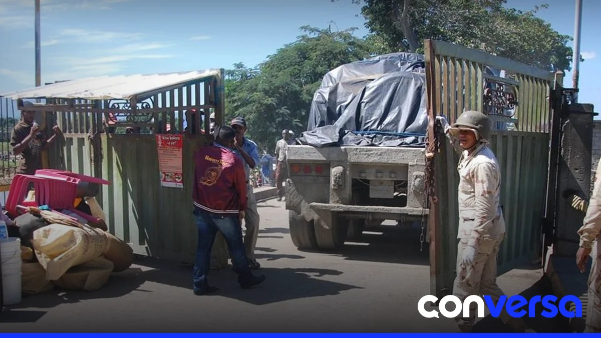 Comerciantes dominicanos y haitianos cruzan mercancías en la frontera con Haití.