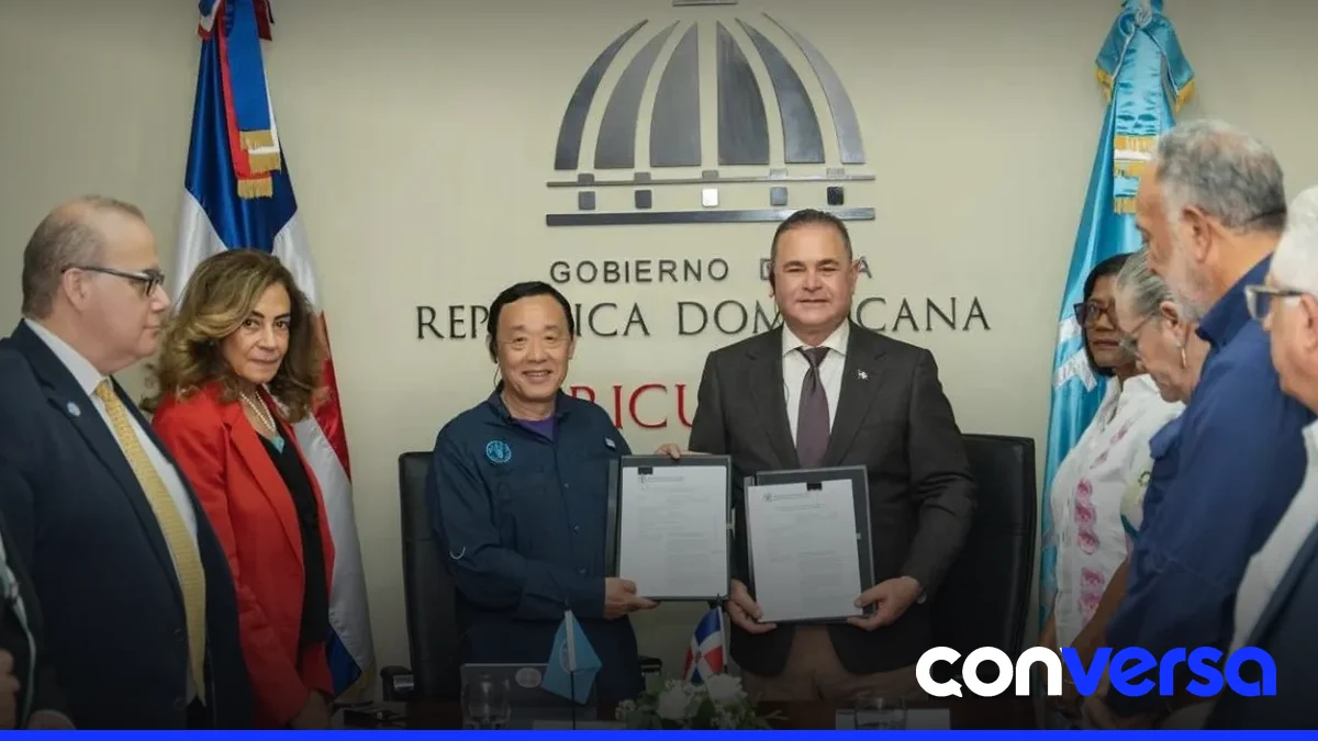 Ministro de Agricultura y director de la FAO firman acuerdo en la sede del Ministerio de Agricultura.
