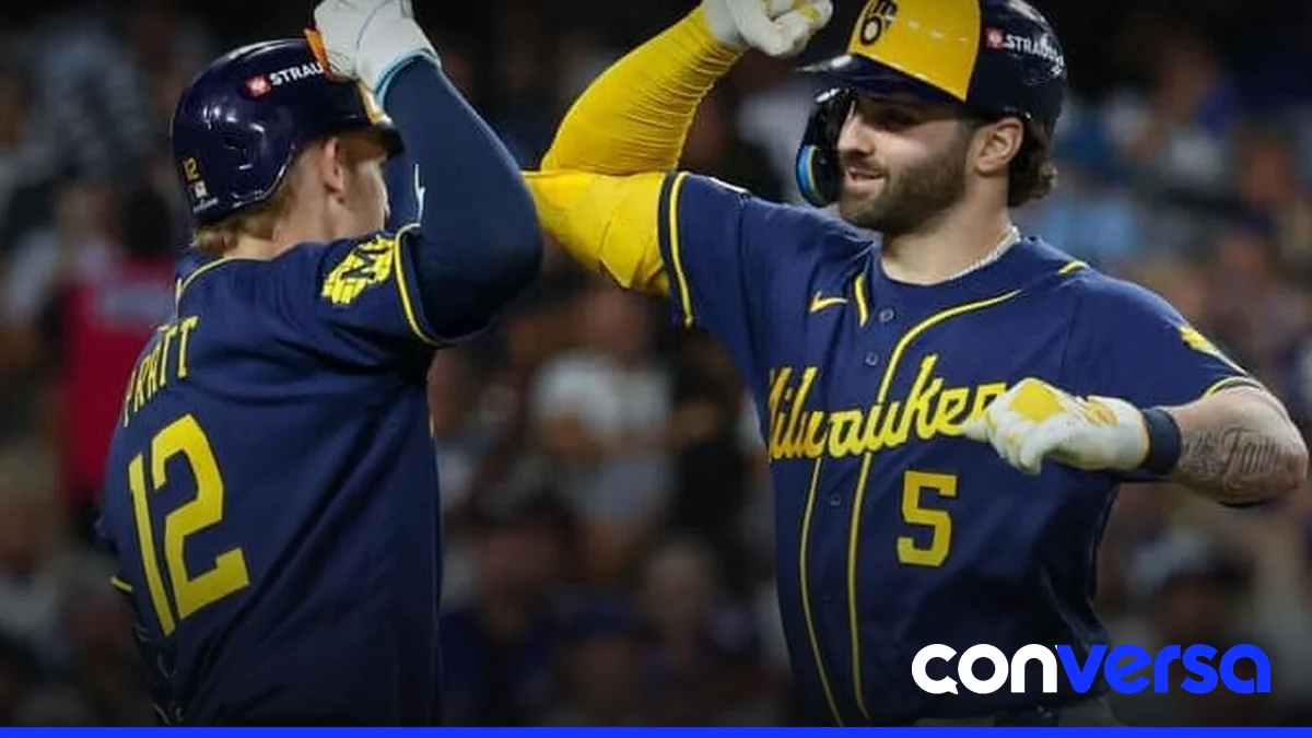 Jugadores de los Cerveceros celebran la victoria en el cuarto partido de la serie contra los Dodgers.