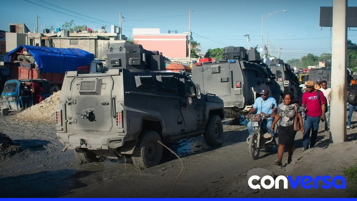 Soldados salvadoreños realizan patrullaje en Puerto Príncipe, Haití, como parte de la operación para rescatar a los cuatro técnicos desaparecidos.