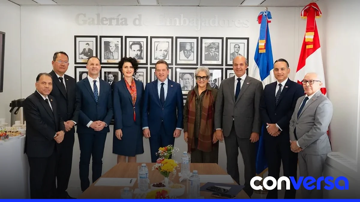 Foto de archivo del ministro Víctor Ito Bisonó en una reunión diplomática.