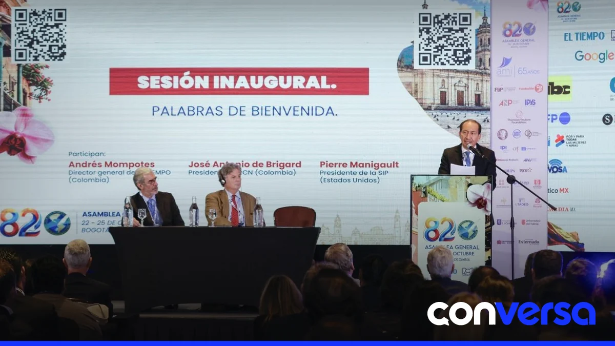Periodistas cubriendo un funeral en Haití, donde se registraron agresiones contra la prensa.