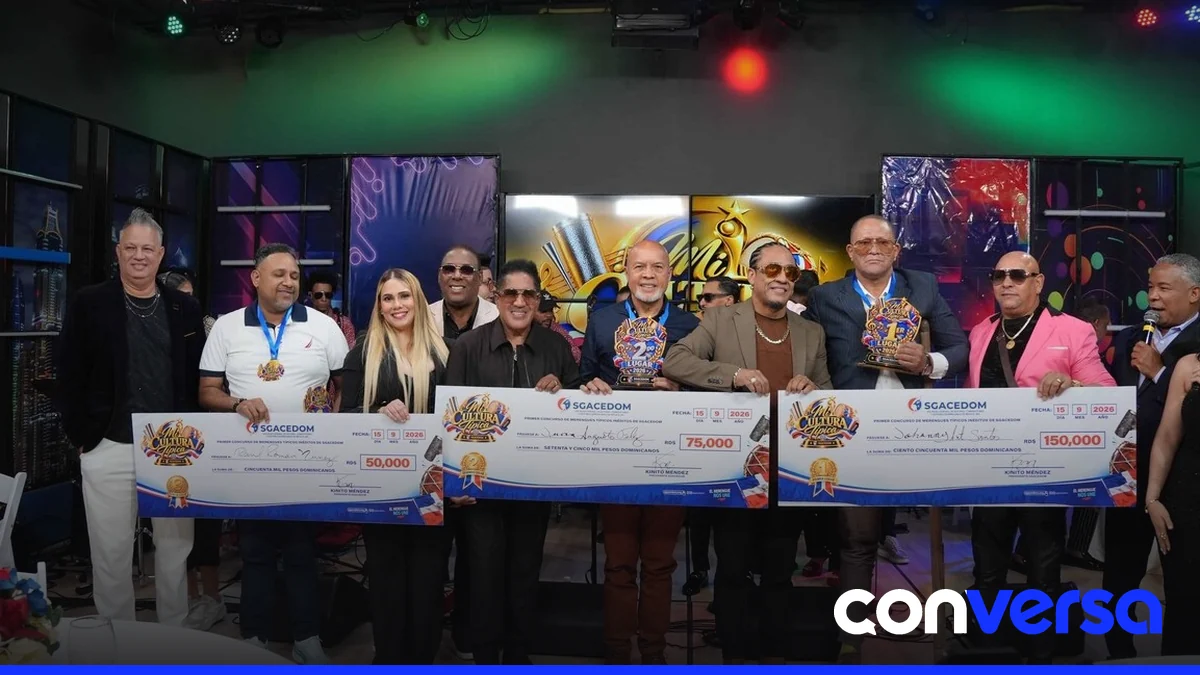 Participantes en la gala de clausura del concurso 'Mi cultura típica' en Santiago.