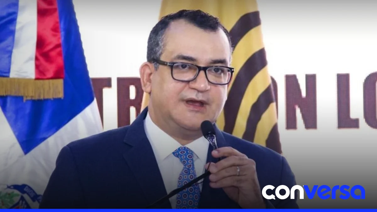 Dominicanos en trámite de renovación de cédula en oficina de la JCE.