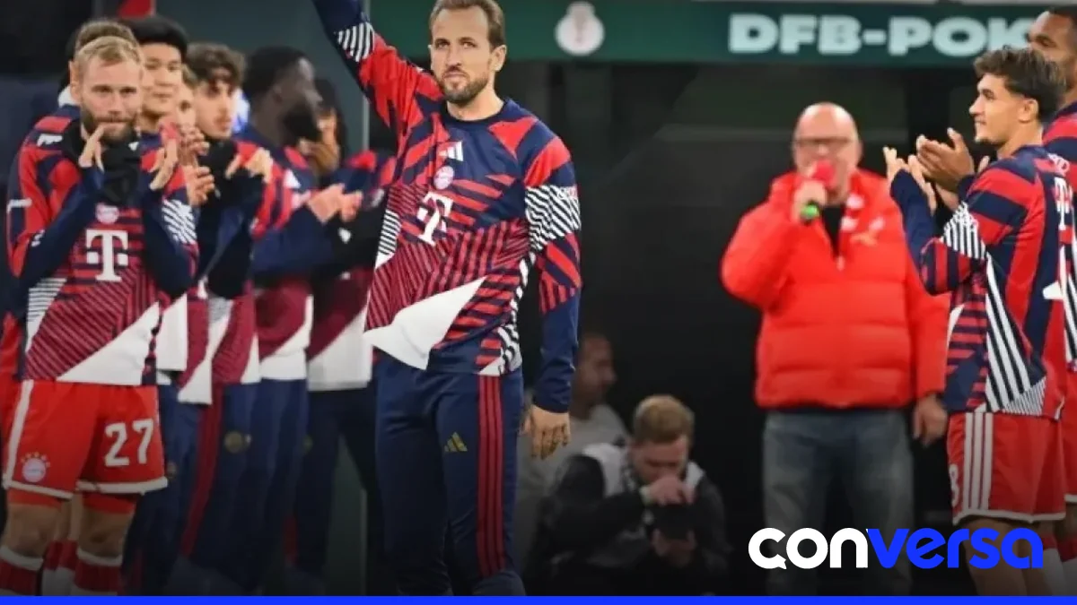 Harry Kane recibe el pasillo de honor de sus compañeros del Bayern de Múnich antes del partido de Copa de Alemania.
