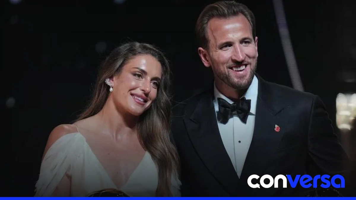 Harry Kane celebrando su victoria en el Balón de Oro.
