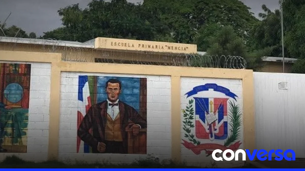 Policía Escolar en una escuela de Barahona, en un momento de tensión tras el incidente.