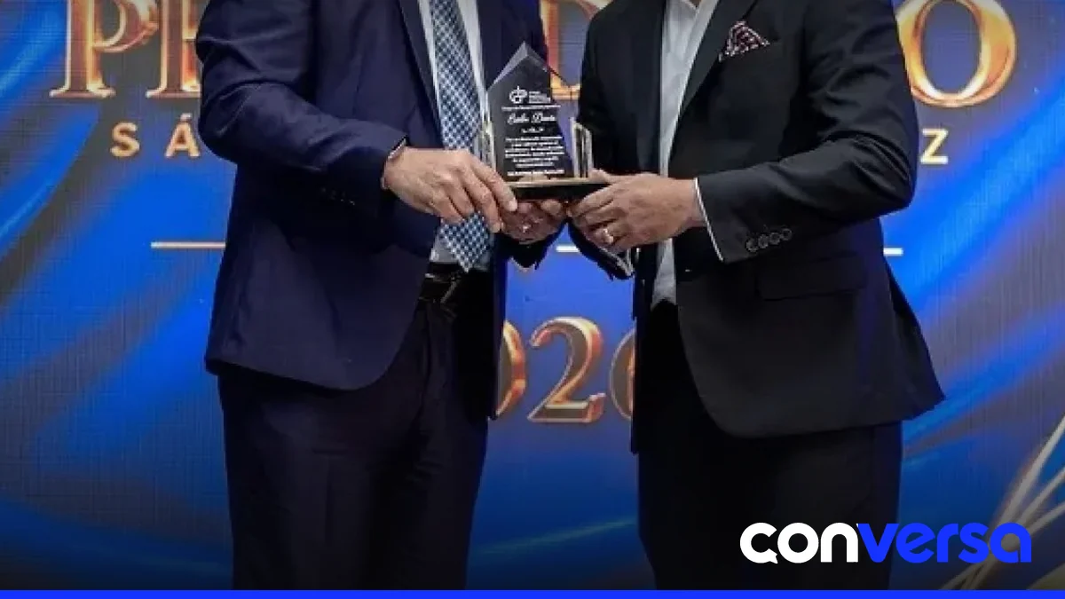 Carlos Devers recibiendo el reconocimiento en la Gala Periodística Sánchez Ramírez 2026.