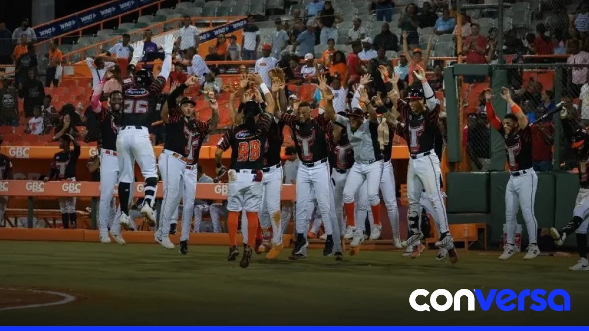 Jugadores de los Toros del Este celebran la victoria en el estadio Francisco A. Micheli.