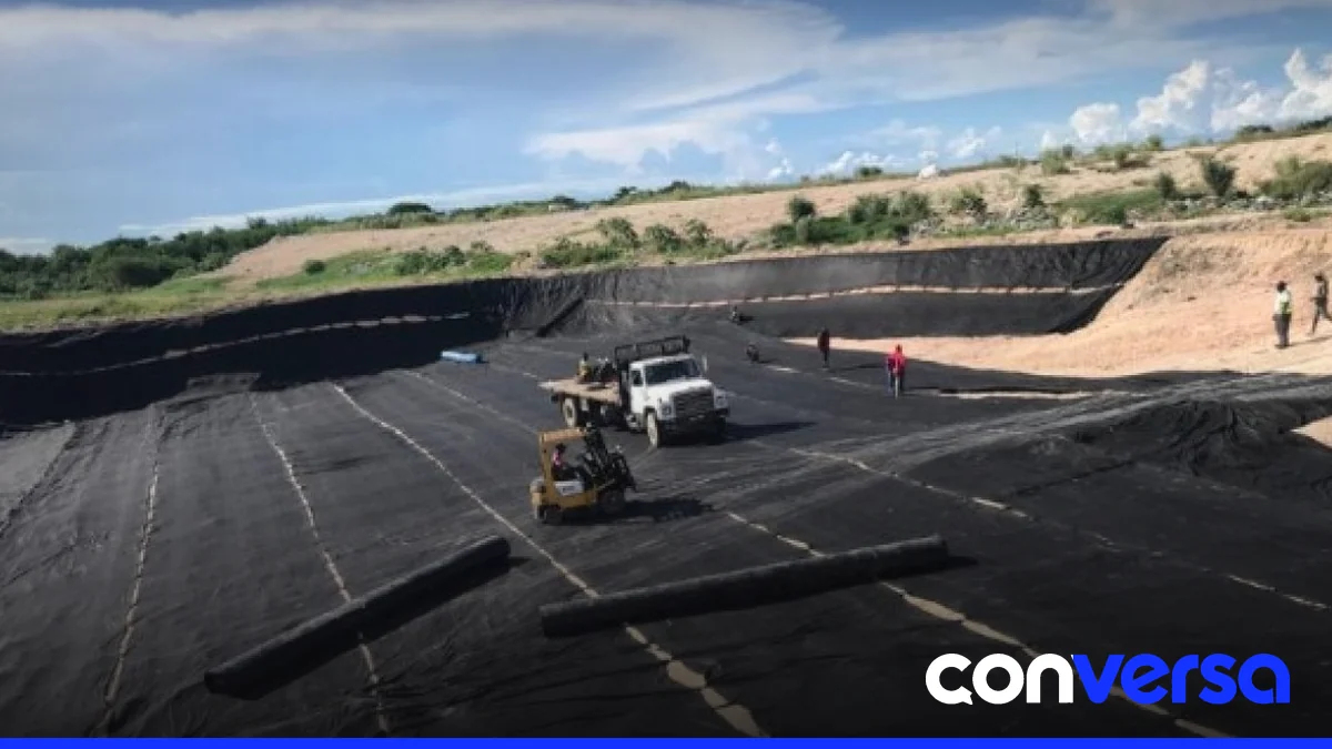 Imagen de un relleno sanitario en el batey La Tumba de Boca Chica.