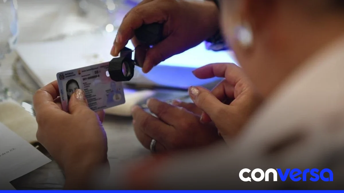Guaguas anunciadoras de la JCE transportan a ciudadanos a centros de cedulación.