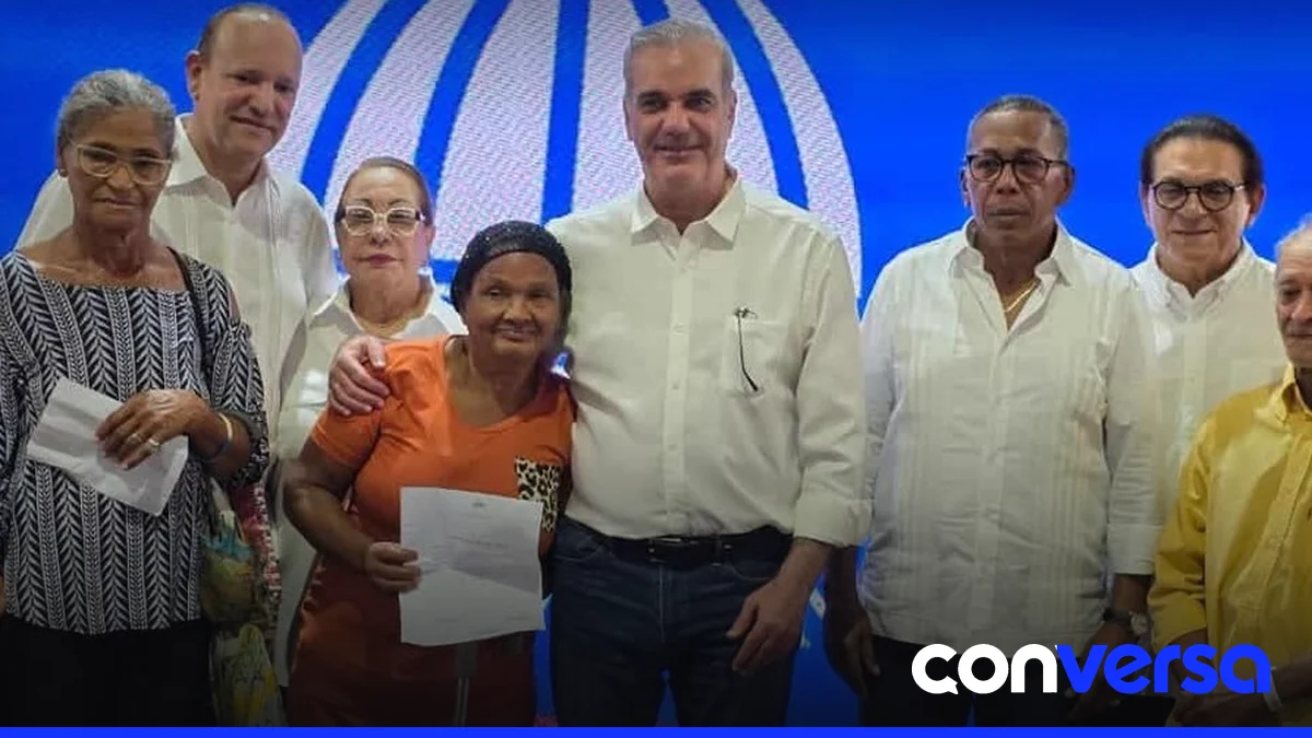 Familias beneficiarias reciben estufas de gas en el sector Baracoa, Santiago.