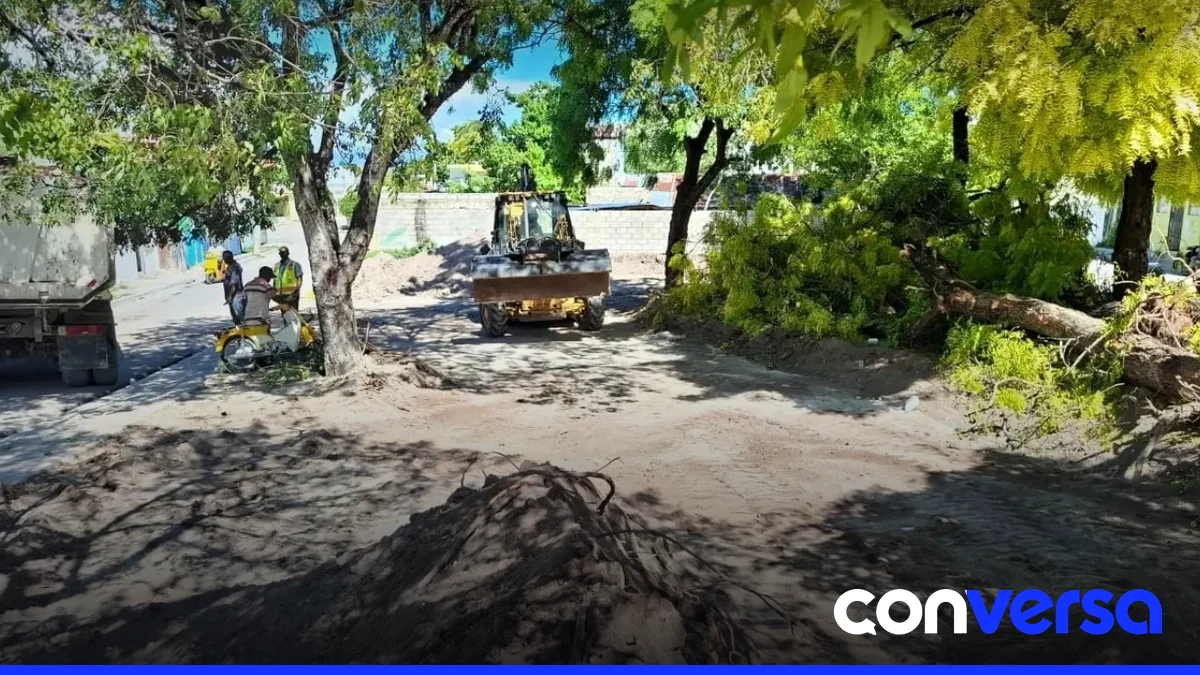 Imagen de un parque infantil en construcción en el municipio de Cabral.