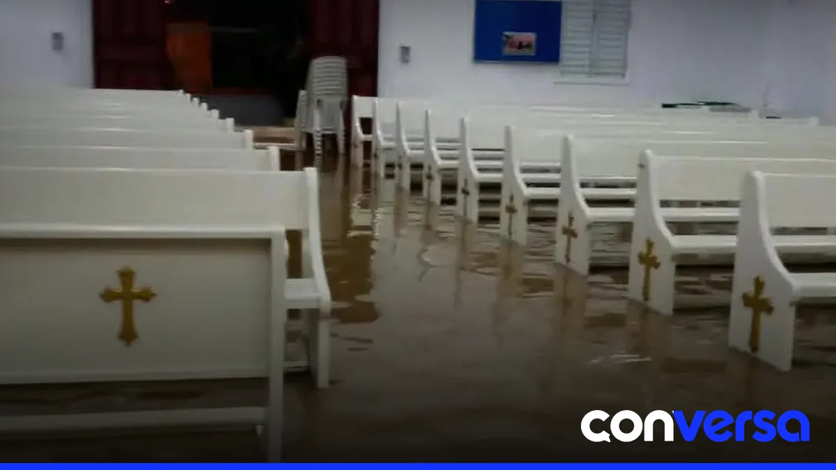 Imagen de una calle inundada en el municipio de Santiago de los Caballeros.