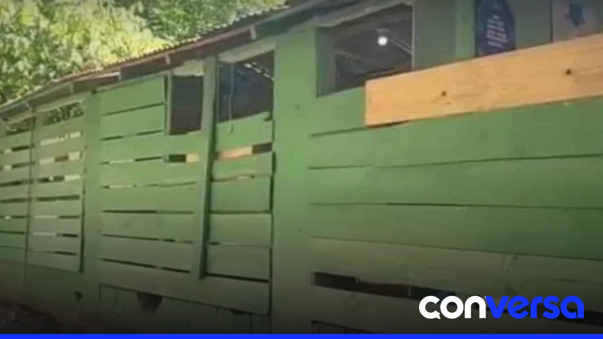 Foto de la escuela Caobal en Fantino, provincia Sánchez Ramírez, mostrando las condiciones de las aulas improvisadas.