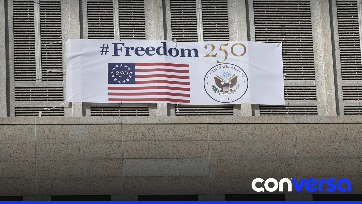 Cartel de Freedom 250 colgado en la embajada de Estados Unidos en La Habana durante la votación en la ONU.