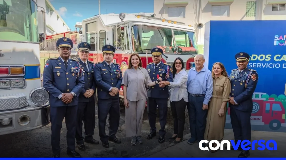 Imagen de los nuevos camiones contra incendios entregados al Cuerpo de Bomberos del Distrito Nacional.